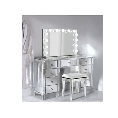 Moderno trucco hollywoodiano, specchietto di vanità e comodino, mobili da letto.