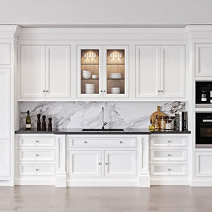 Armadi da cucina in compensato di colore crema con superficie in melamina in PVC