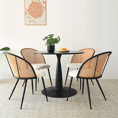 Tavolo da pranzo senza braccia di legno di rattan con sedie di vimini personalizzate