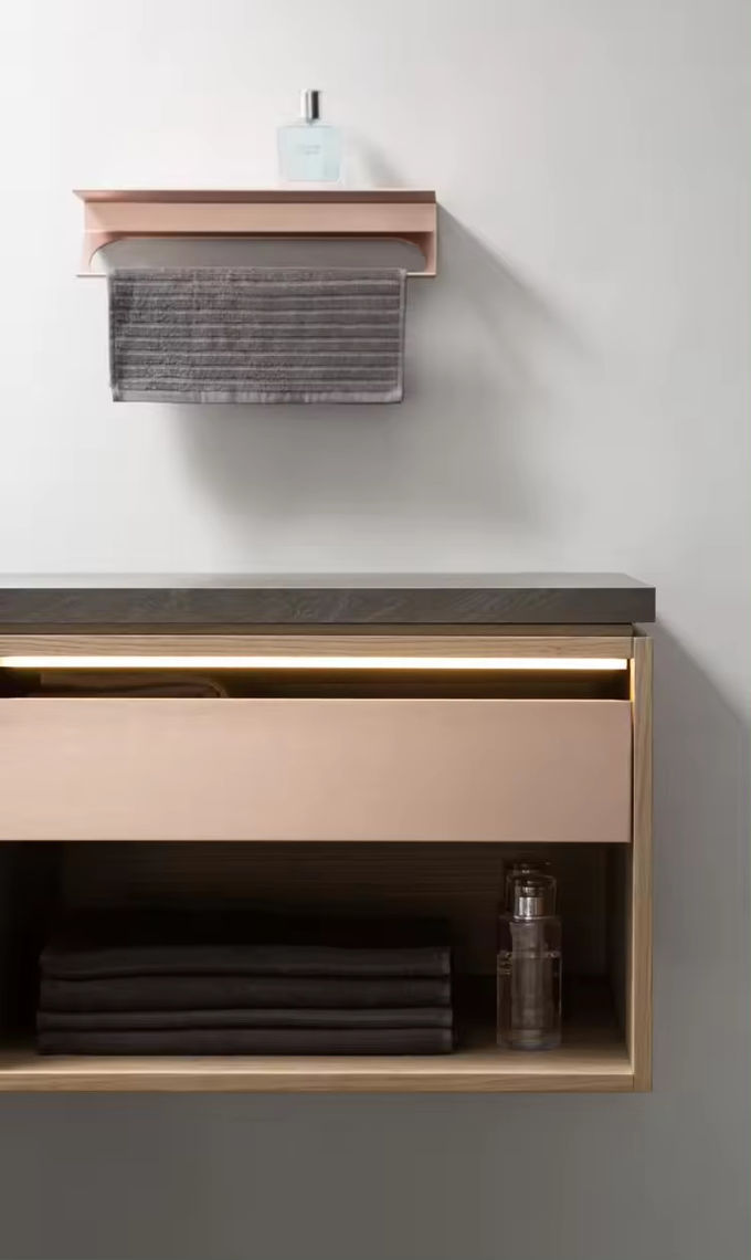 Piccolo vaschetto da bagno da 42 pollici, combinato con il rivestimento, la vanità e il lavabo. 0